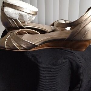 Woman sandals size 6.5 m ankle strap open toe gold low wedge